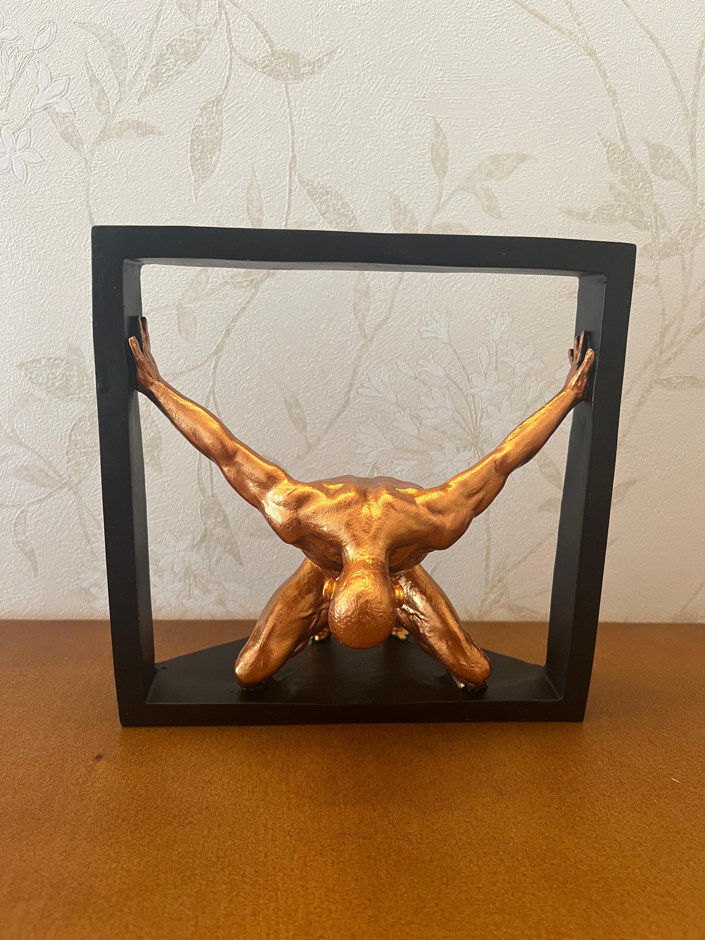 Abstract Man Holding Frame Sculpture, Framed Male Figure Statue, Modern Minimalist Human Sculpture, Abstract Human Sculpture, Human Statue