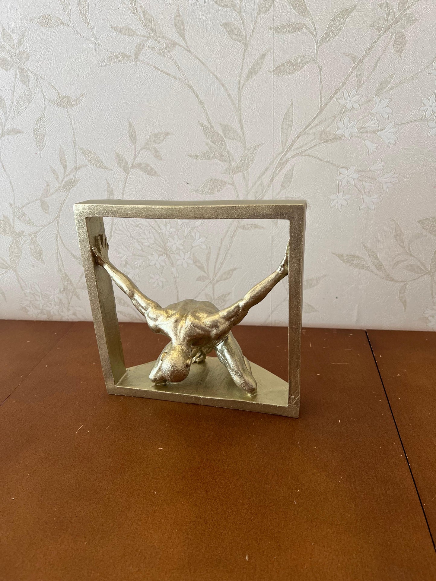 Scultura astratta di uomo che tiene una cornice, statua di figura maschile incorniciata, scultura umana moderna e minimalista, scultura umana astratta, statua umana