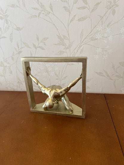 Scultura astratta di uomo che tiene una cornice, statua di figura maschile incorniciata, scultura umana moderna e minimalista, scultura umana astratta, statua umana