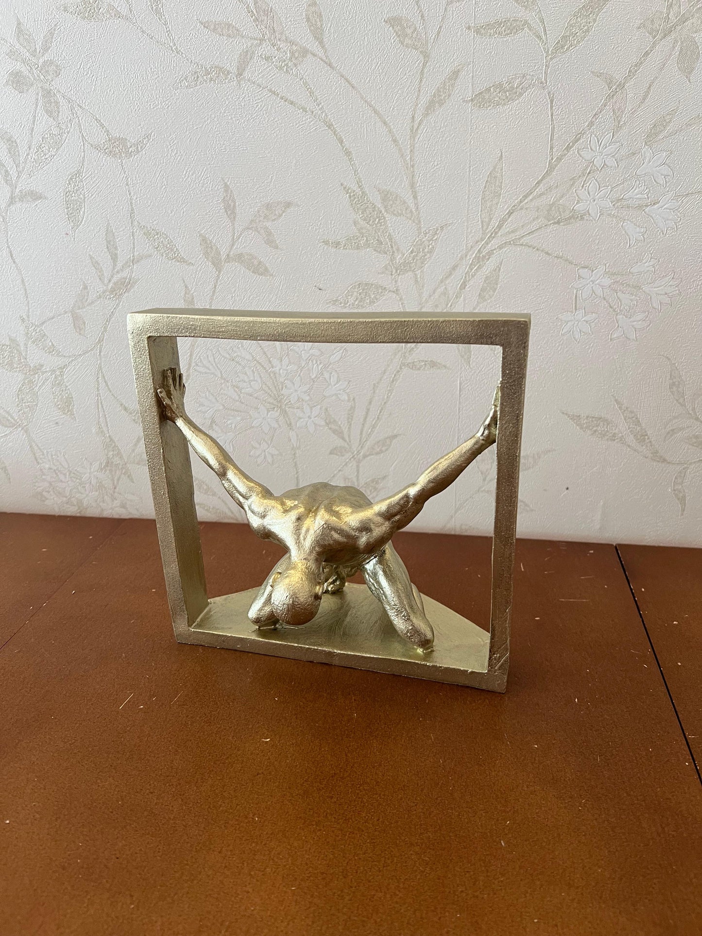 Scultura astratta di uomo che tiene una cornice, statua di figura maschile incorniciata, scultura umana moderna e minimalista, scultura umana astratta, statua umana