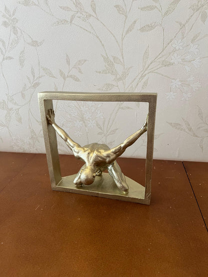 Scultura astratta di uomo che tiene una cornice, statua di figura maschile incorniciata, scultura umana moderna e minimalista, scultura umana astratta, statua umana