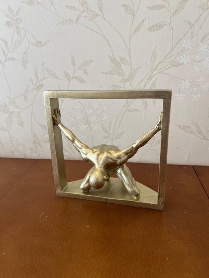 Scultura astratta di uomo che tiene una cornice, statua di figura maschile incorniciata, scultura umana moderna e minimalista, scultura umana astratta, statua umana