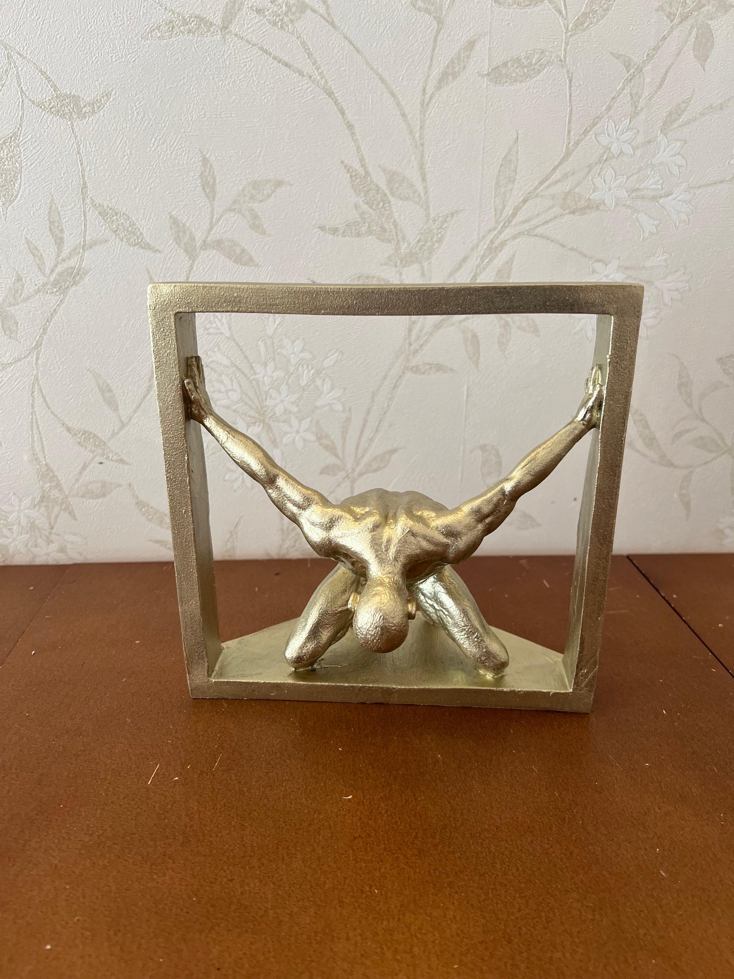 Scultura astratta di uomo che tiene una cornice, statua di figura maschile incorniciata, scultura umana moderna e minimalista, scultura umana astratta, statua umana