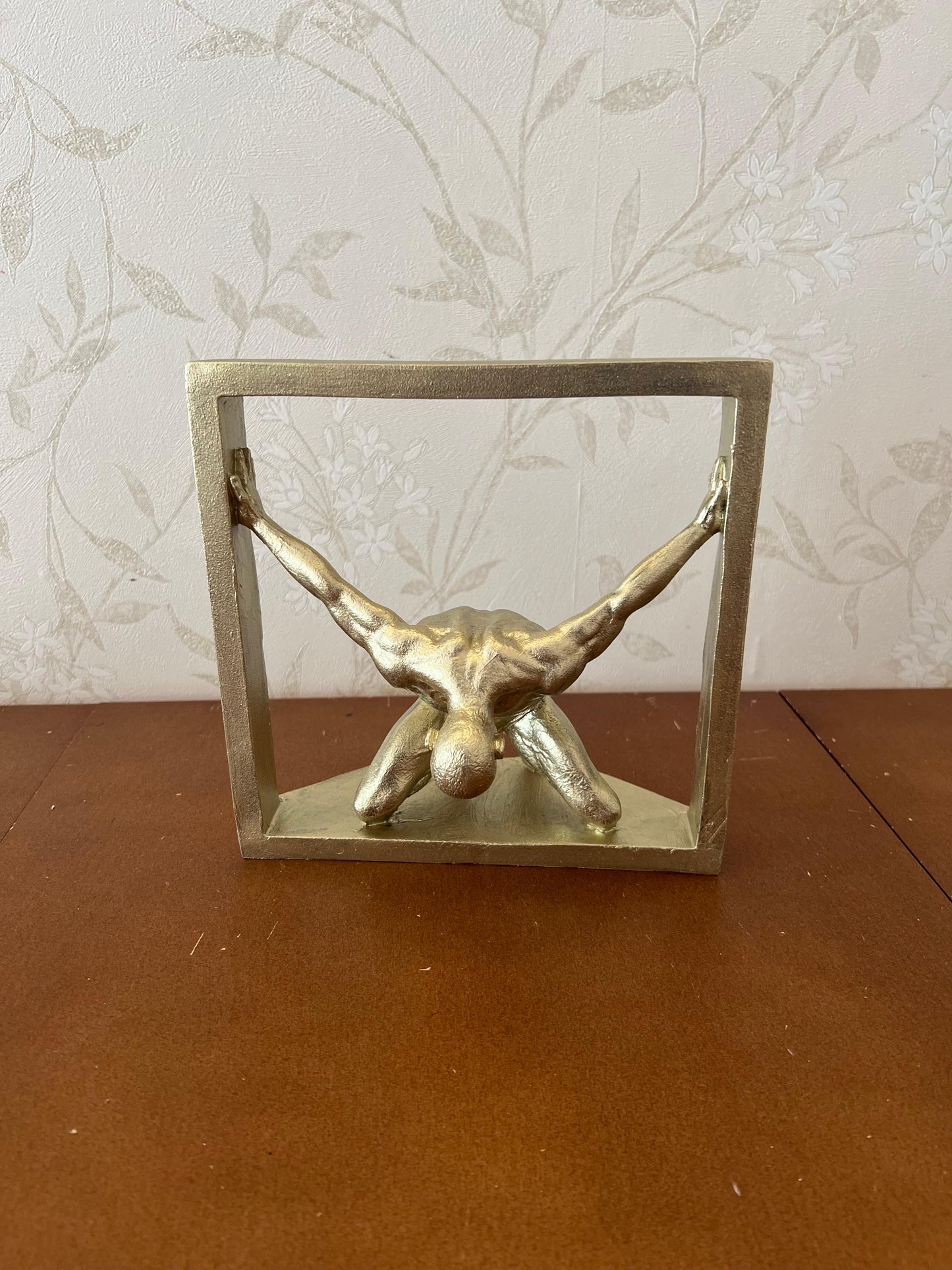 Scultura astratta di uomo che tiene una cornice, statua di figura maschile incorniciata, scultura umana moderna e minimalista, scultura umana astratta, statua umana