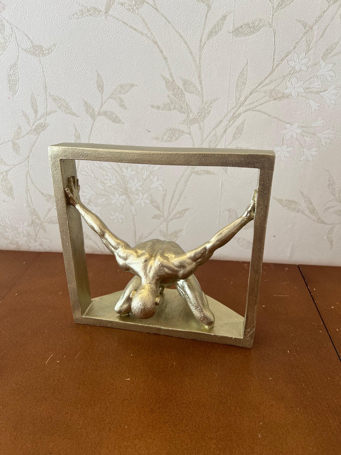 Scultura astratta di uomo che tiene una cornice, statua di figura maschile incorniciata, scultura umana moderna e minimalista, scultura umana astratta, statua umana