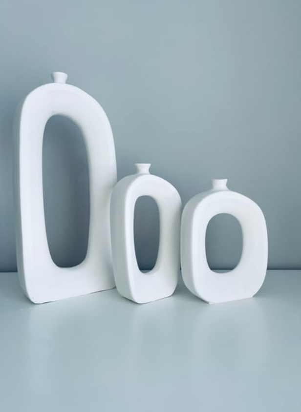 Set di vasi astratti in ceramica moderna, centrotavola cavi scultorei, vaso in ceramica astratto, trio di vasi moderni, vaso cavo moderno, vaso cavo, decorazione con vaso cavo 