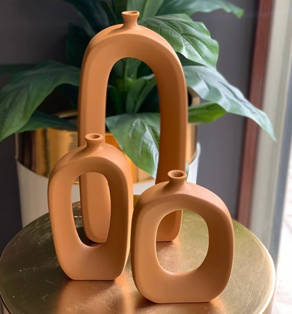 Set di vasi astratti in ceramica moderna, centrotavola cavi scultorei, vaso in ceramica astratto, trio di vasi moderni, vaso cavo moderno, vaso cavo, decorazione con vaso cavo 
