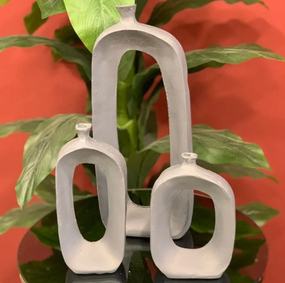 Set di vasi astratti in ceramica moderna, centrotavola cavi scultorei, vaso in ceramica astratto, trio di vasi moderni, vaso cavo moderno, vaso cavo, decorazione con vaso cavo 