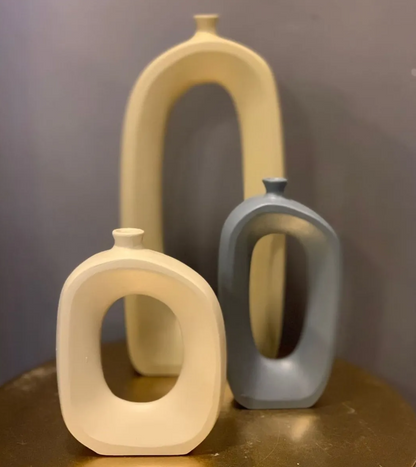 Set di vasi astratti in ceramica moderna, centrotavola cavi scultorei, vaso in ceramica astratto, trio di vasi moderni, vaso cavo moderno, vaso cavo, decorazione con vaso cavo 