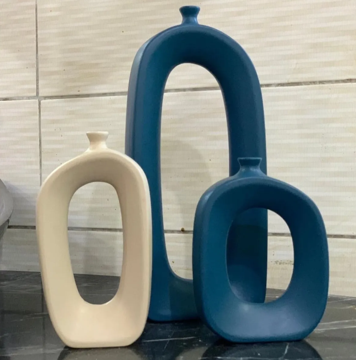 Set di vasi astratti in ceramica moderna, centrotavola cavi scultorei, vaso in ceramica astratto, trio di vasi moderni, vaso cavo moderno, vaso cavo, decorazione con vaso cavo 