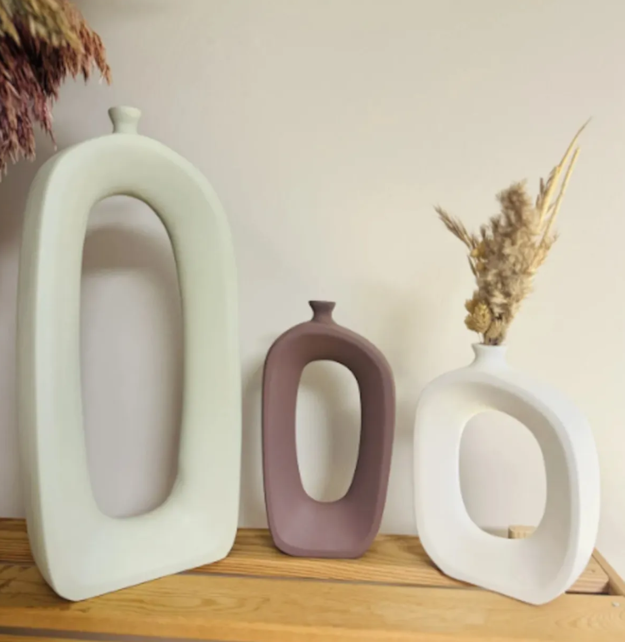 Set di vasi astratti in ceramica moderna, centrotavola cavi scultorei, vaso in ceramica astratto, trio di vasi moderni, vaso cavo moderno, vaso cavo, decorazione con vaso cavo 