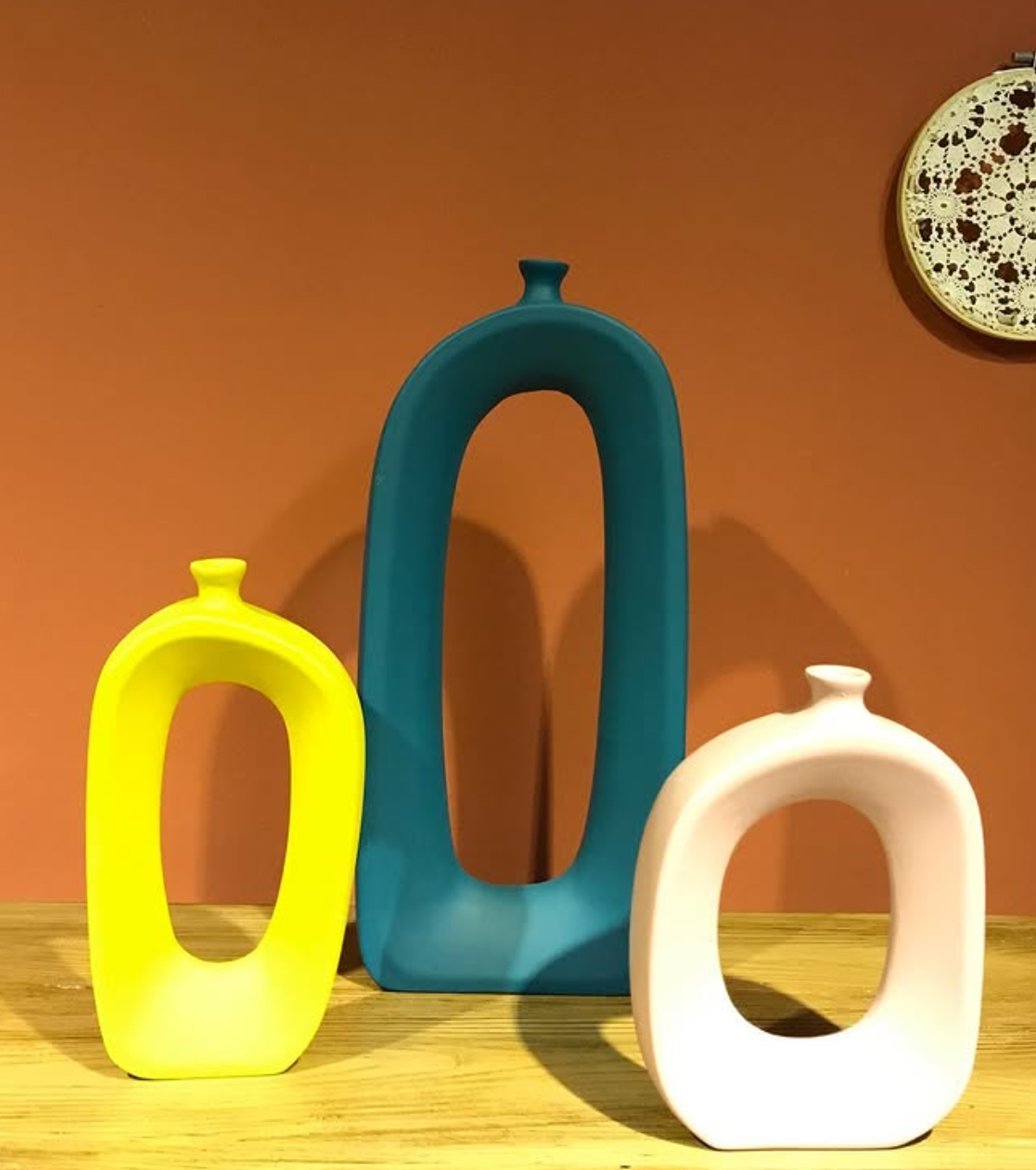Set di vasi astratti in ceramica moderna, centrotavola cavi scultorei, vaso in ceramica astratto, trio di vasi moderni, vaso cavo moderno, vaso cavo, decorazione con vaso cavo 