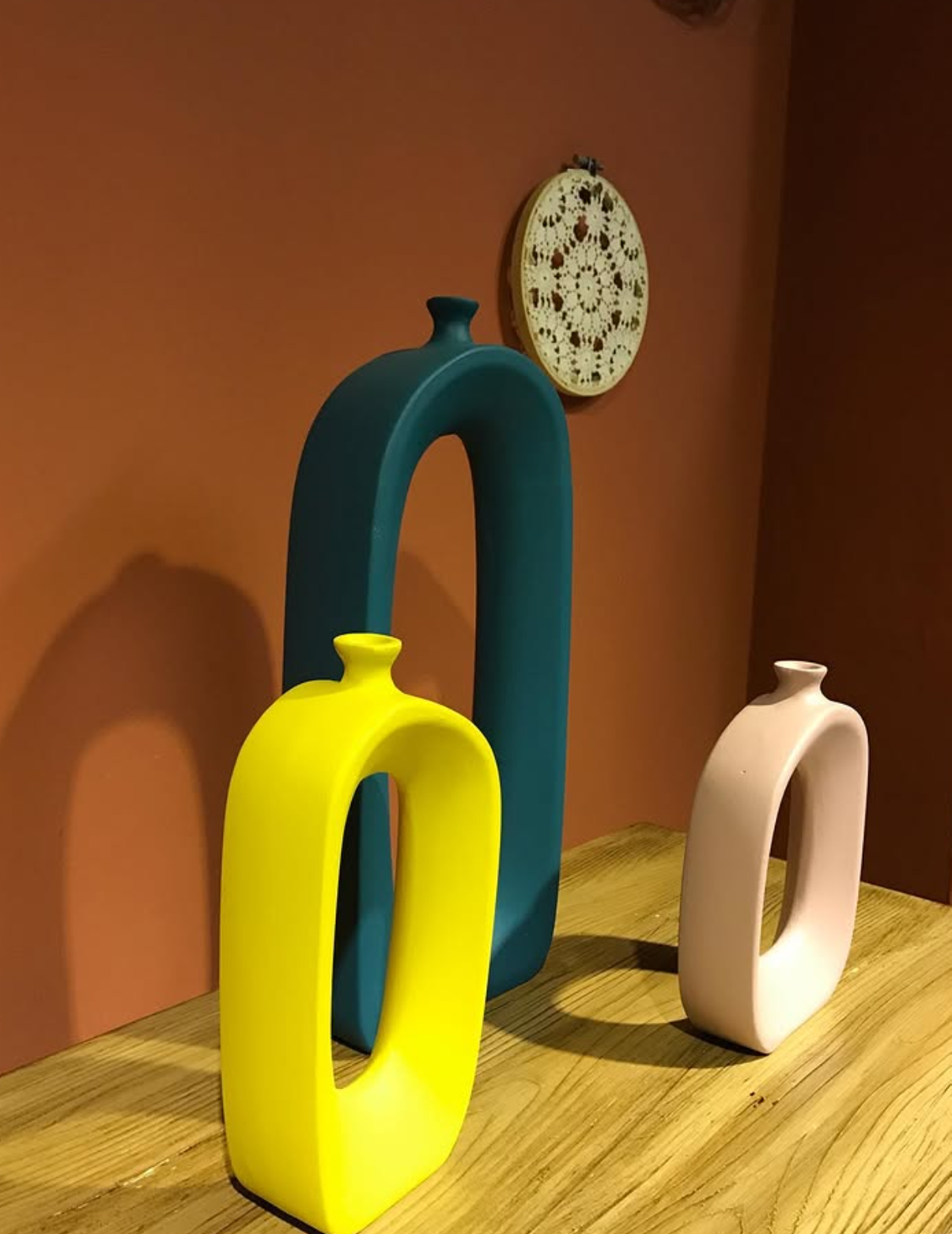 Set di vasi astratti in ceramica moderna, centrotavola cavi scultorei, vaso in ceramica astratto, trio di vasi moderni, vaso cavo moderno, vaso cavo, decorazione con vaso cavo 