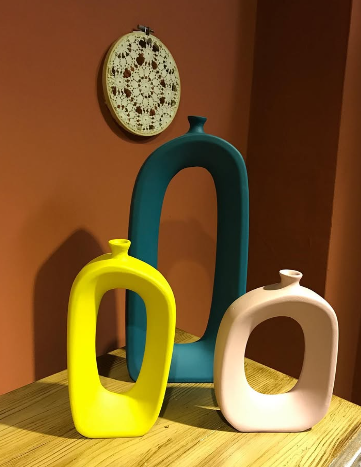 Set di vasi astratti in ceramica moderna, centrotavola cavi scultorei, vaso in ceramica astratto, trio di vasi moderni, vaso cavo moderno, vaso cavo, decorazione con vaso cavo 
