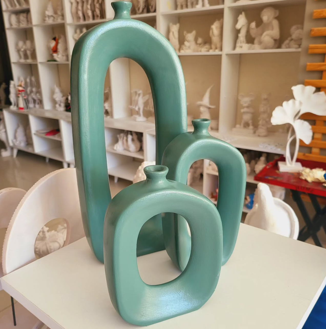 Set di vasi astratti in ceramica moderna, centrotavola cavi scultorei, vaso in ceramica astratto, trio di vasi moderni, vaso cavo moderno, vaso cavo, decorazione con vaso cavo 