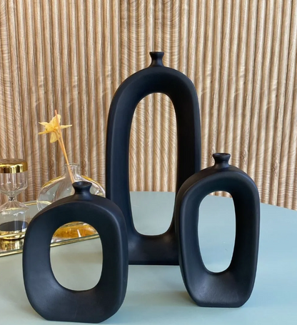 Set di vasi astratti in ceramica moderna, centrotavola cavi scultorei, vaso in ceramica astratto, trio di vasi moderni, vaso cavo moderno, vaso cavo, decorazione con vaso cavo 