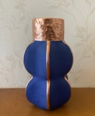 Moderne skulpturale Keramikvase, dekorative Keramikvase, moderne Keramikvase, handgefertigte Keramikvase, handgemachte zeitgenössische Keramik