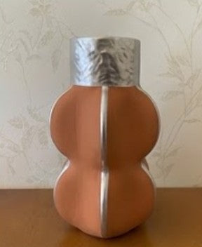 Moderne skulpturale Keramikvase, dekorative Keramikvase, moderne Keramikvase, handgefertigte Keramikvase, handgemachte zeitgenössische Keramik