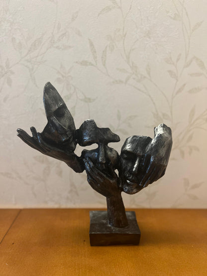 Statua astratta con tre volti in mano, decorazione da tavolo, scultura moderna di volti, decorazione di design astratto, scultura di volti, statua di volti, decorazione di volti, oggetti di volti, statuetta di volti