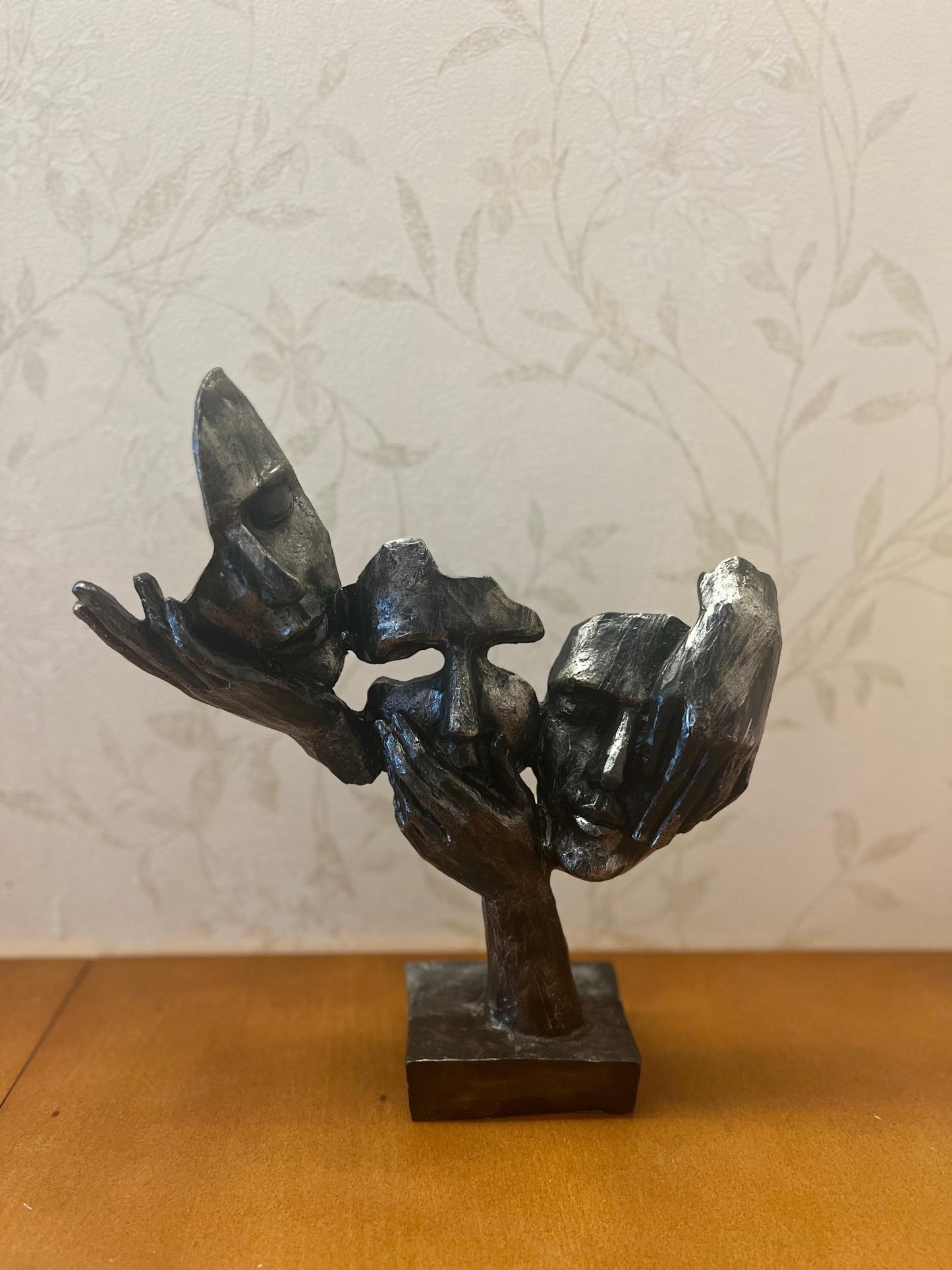 Statua astratta con tre volti in mano, decorazione da tavolo, scultura moderna di volti, decorazione di design astratto, scultura di volti, statua di volti, decorazione di volti, oggetti di volti, statuetta di volti
