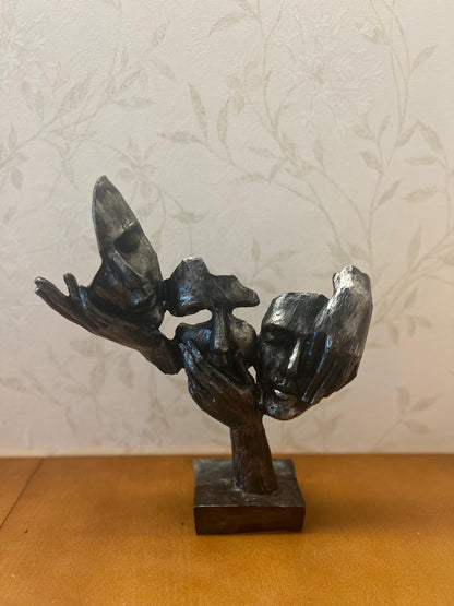 Statua astratta con tre volti in mano, decorazione da tavolo, scultura moderna di volti, decorazione di design astratto, scultura di volti, statua di volti, decorazione di volti, oggetti di volti, statuetta di volti