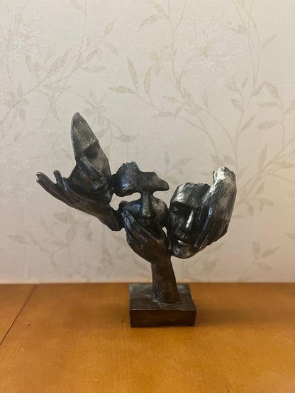 Statua astratta con tre volti in mano, decorazione da tavolo, scultura moderna di volti, decorazione di design astratto, scultura di volti, statua di volti, decorazione di volti, oggetti di volti, statuetta di volti