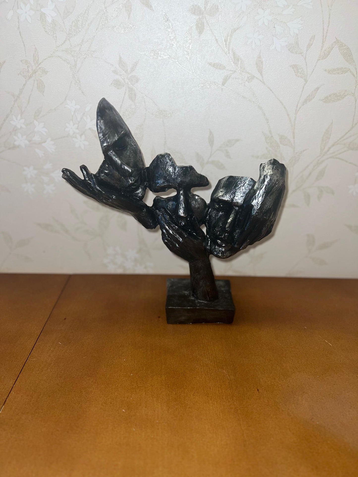 Statua astratta con tre volti in mano, decorazione da tavolo, scultura moderna di volti, decorazione di design astratto, scultura di volti, statua di volti, decorazione di volti, oggetti di volti, statuetta di volti