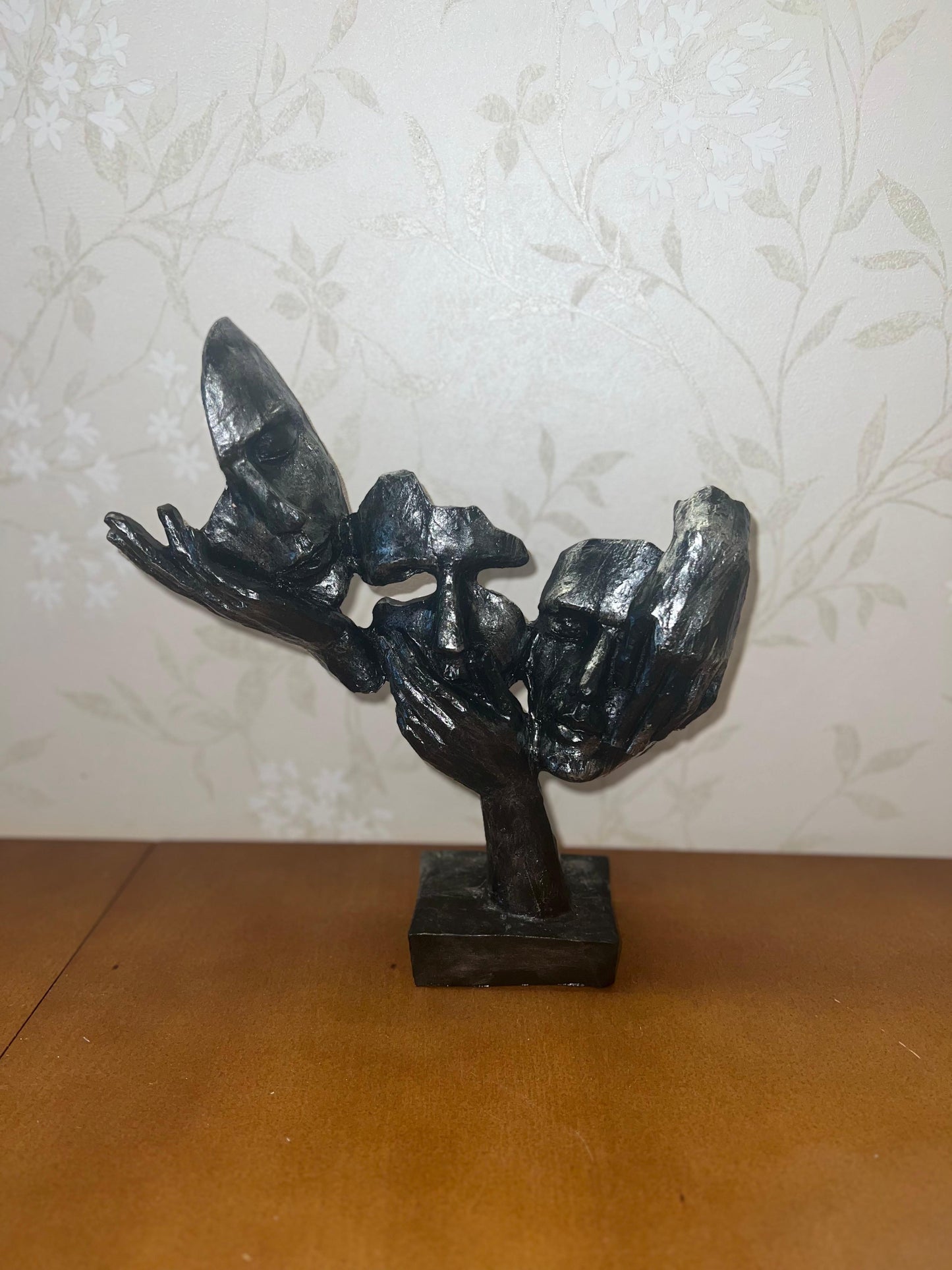Statua astratta con tre volti in mano, decorazione da tavolo, scultura moderna di volti, decorazione di design astratto, scultura di volti, statua di volti, decorazione di volti, oggetti di volti, statuetta di volti