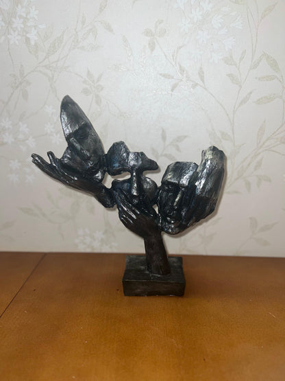 Statua astratta con tre volti in mano, decorazione da tavolo, scultura moderna di volti, decorazione di design astratto, scultura di volti, statua di volti, decorazione di volti, oggetti di volti, statuetta di volti