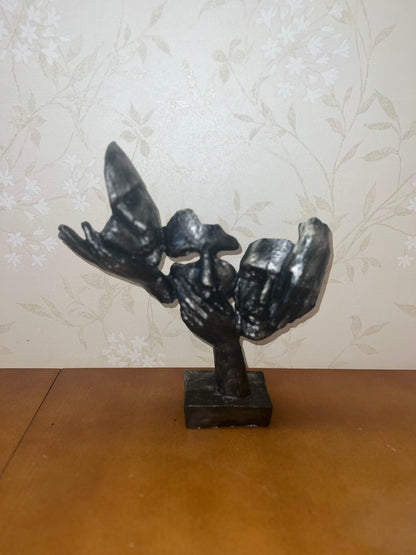 Statua astratta con tre volti in mano, decorazione da tavolo, scultura moderna di volti, decorazione di design astratto, scultura di volti, statua di volti, decorazione di volti, oggetti di volti, statuetta di volti