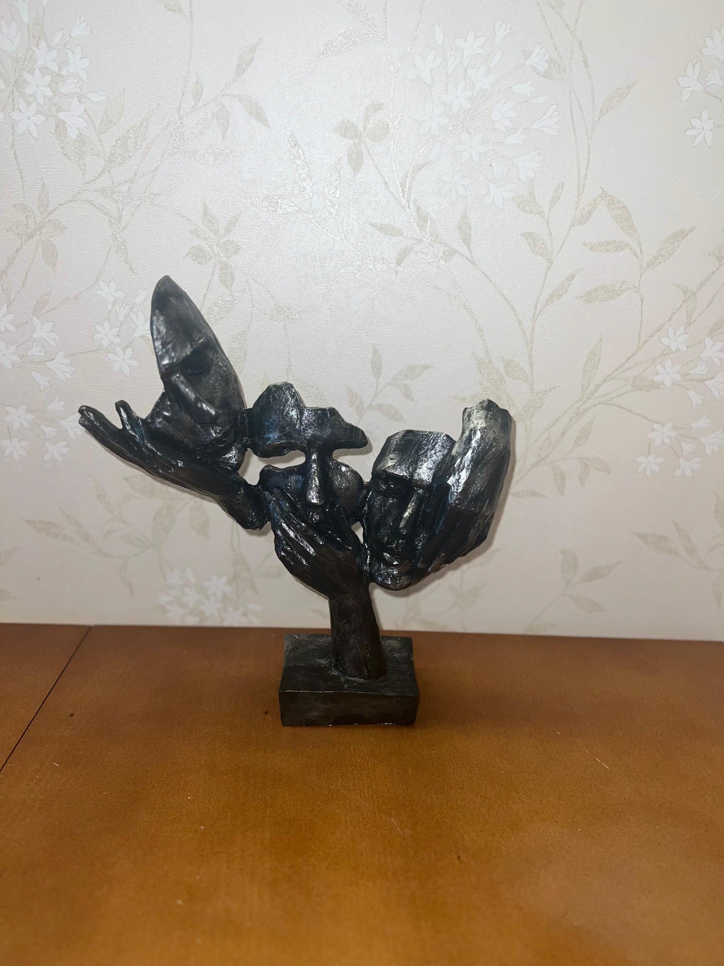Statua astratta con tre volti in mano, decorazione da tavolo, scultura moderna di volti, decorazione di design astratto, scultura di volti, statua di volti, decorazione di volti, oggetti di volti, statuetta di volti