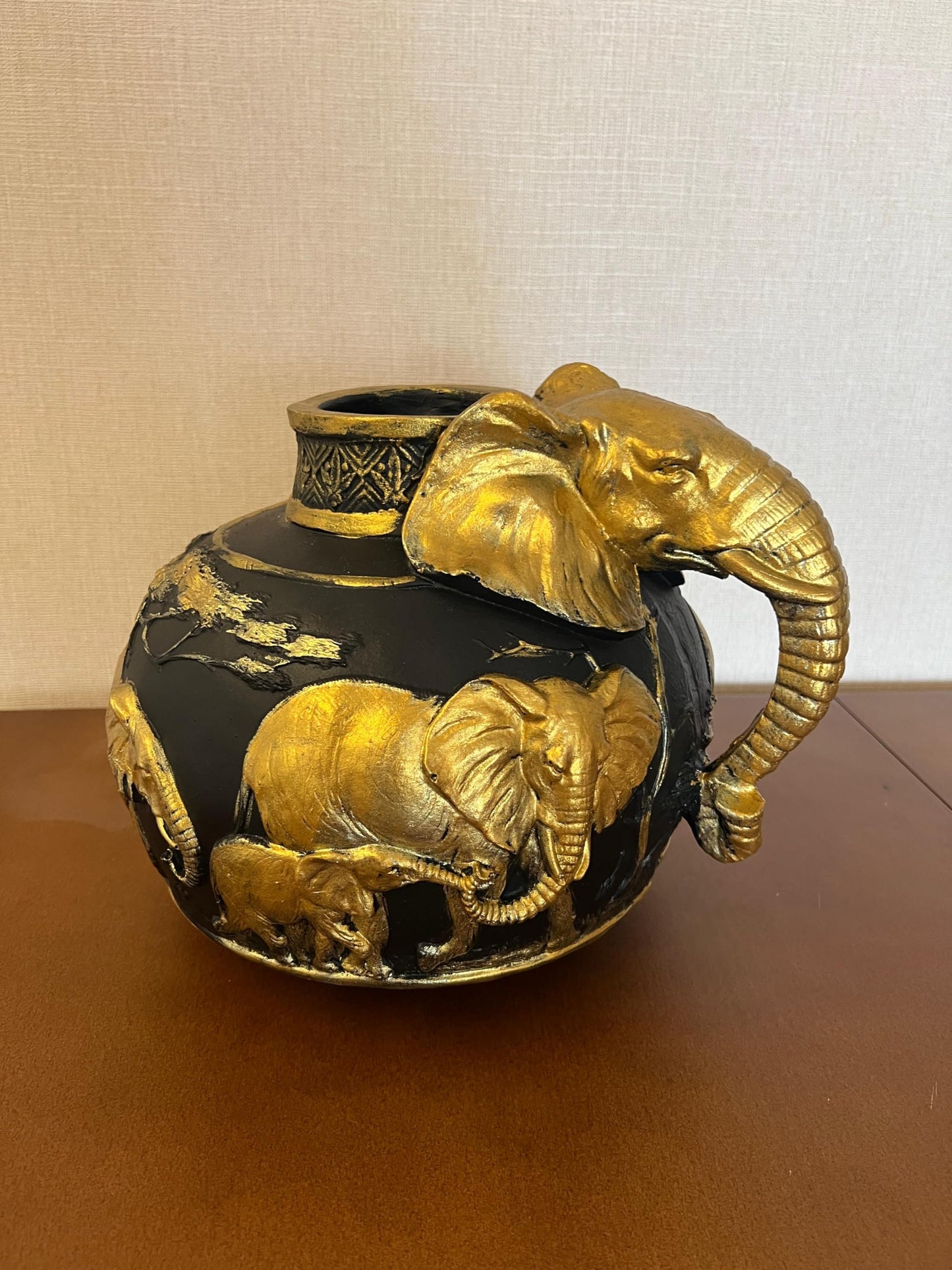 Elefantenvase, handgefertigtes Safari-Dekor, Wildlife Art Decor, Elefanten-Henkelvase, exotisches Wohndekor, Elefantenvase-Dekor, afrikanische Vase, Wildlife Vase