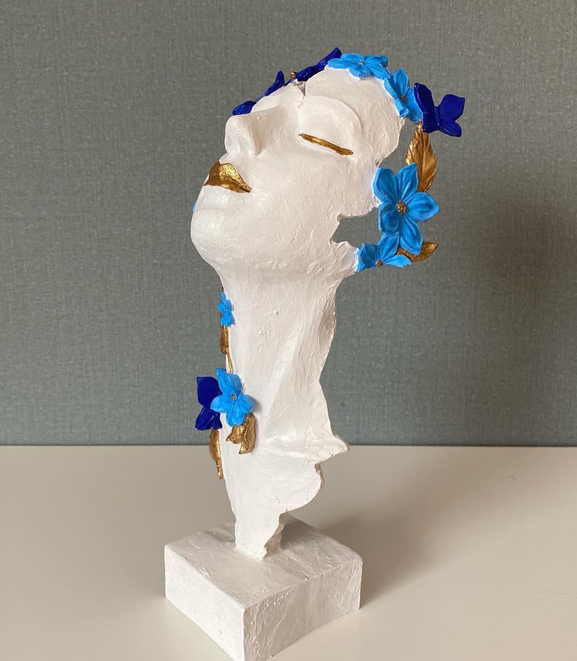 Scultura artistica di volto di ragazza con fiori, decorazione artistica di volto floreale, decorazione astratta femminile, scultura di volto con farfalle, decorazione di farfalle, statua di farfalle
