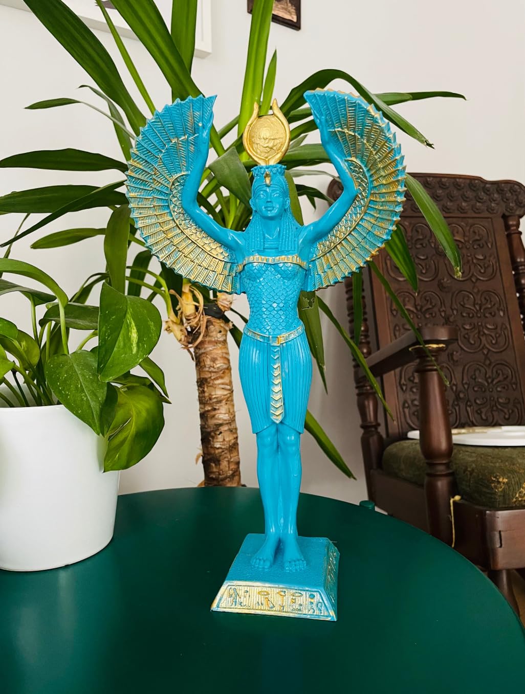 Ägyptische Isis-Statue mit offenen Flügeln, Ägyptische Isis-Statue mit Flügeln, Isis-Statue mit offenen Flügeln, Isis-Statue aus Polyester