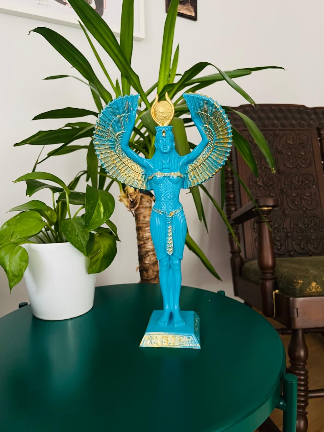 Ägyptische Isis-Statue mit offenen Flügeln, Ägyptische Isis-Statue mit Flügeln, Isis-Statue mit offenen Flügeln, Isis-Statue aus Polyester