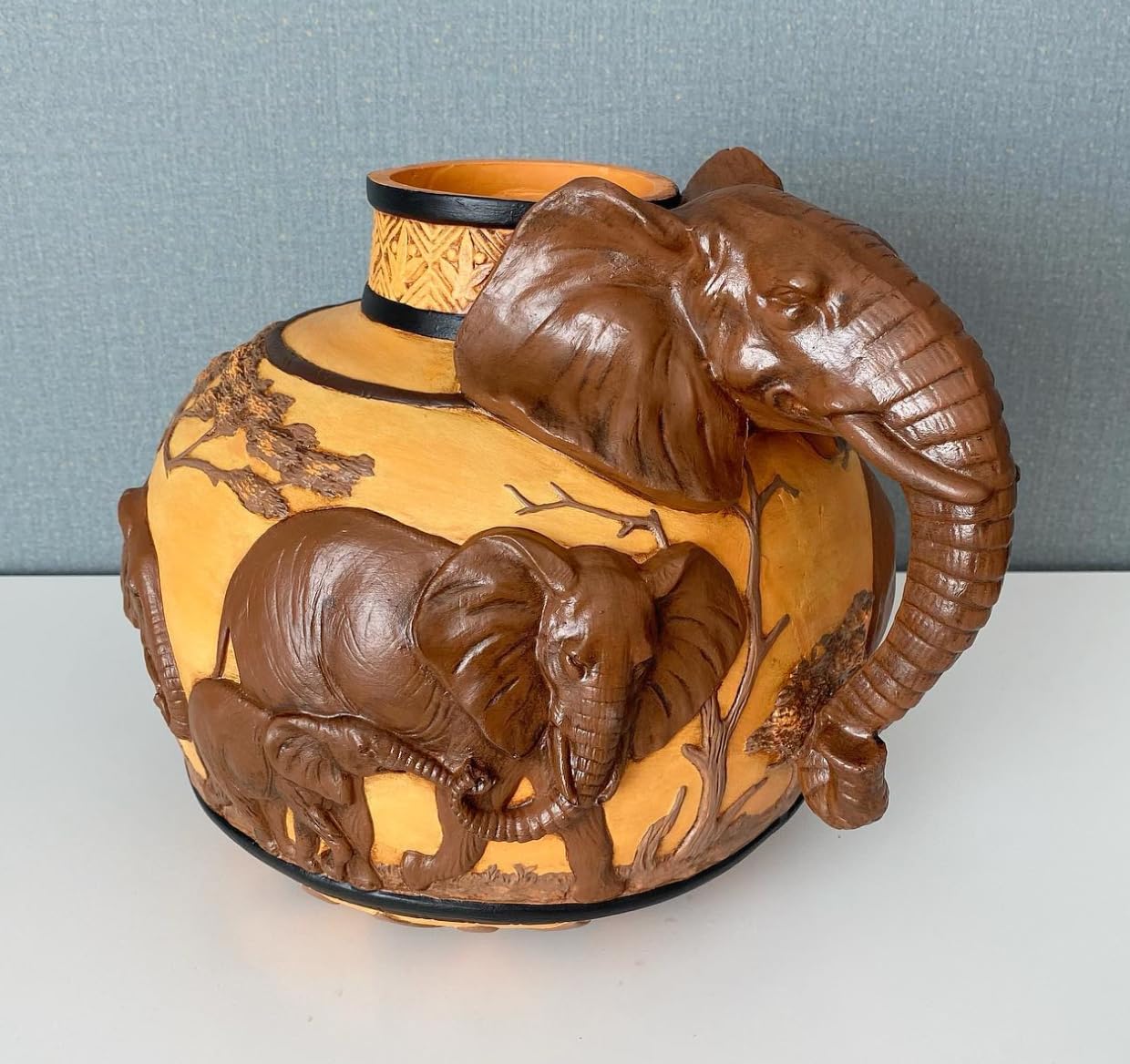 Elefantenvase, handgefertigtes Safari-Dekor, Wildlife Art Decor, Elefanten-Henkelvase, exotisches Wohndekor, Elefantenvase-Dekor, afrikanische Vase, Wildlife Vase