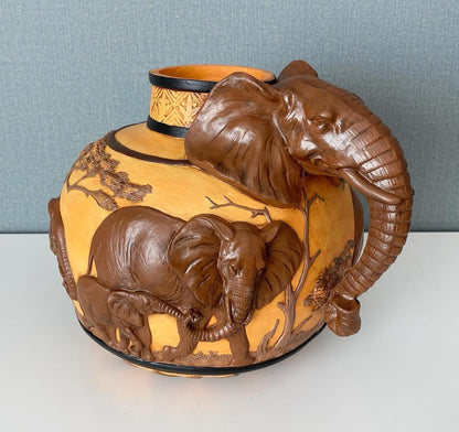 Elefantenvase, handgefertigtes Safari-Dekor, Wildlife Art Decor, Elefanten-Henkelvase, exotisches Wohndekor, Elefantenvase-Dekor, afrikanische Vase, Wildlife Vase