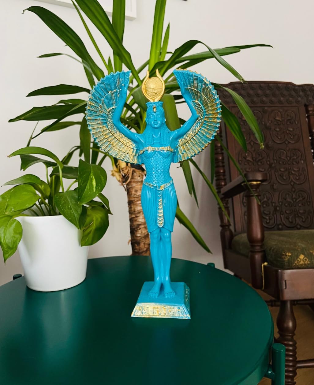 Ägyptische Isis-Statue mit offenen Flügeln, Ägyptische Isis-Statue mit Flügeln, Isis-Statue mit offenen Flügeln, Isis-Statue aus Polyester