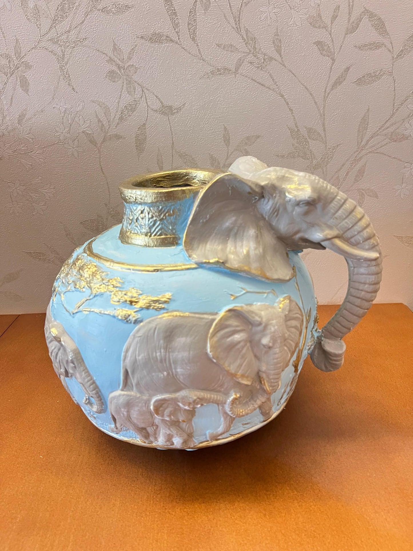 Elefantenvase, handgefertigtes Safari-Dekor, Wildlife Art Decor, Elefanten-Henkelvase, exotisches Wohndekor, Elefantenvase-Dekor, afrikanische Vase, Wildlife Vase