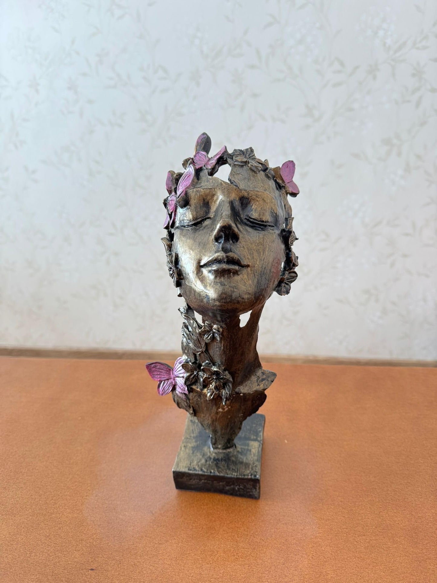 Scultura artistica di volto di ragazza con fiori, decorazione artistica di volto floreale, decorazione astratta femminile, scultura di volto con farfalle, decorazione di farfalle, statua di farfalle