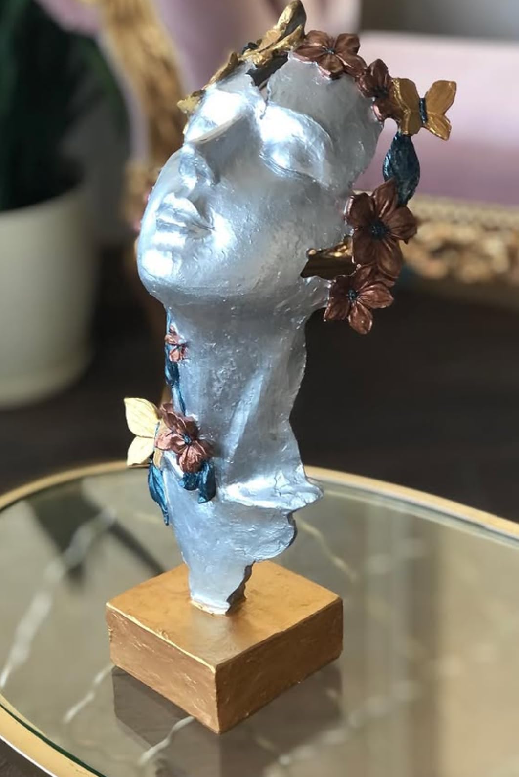 Scultura artistica di volto di ragazza con fiori, decorazione artistica di volto floreale, decorazione astratta femminile, scultura di volto con farfalle, decorazione di farfalle, statua di farfalle