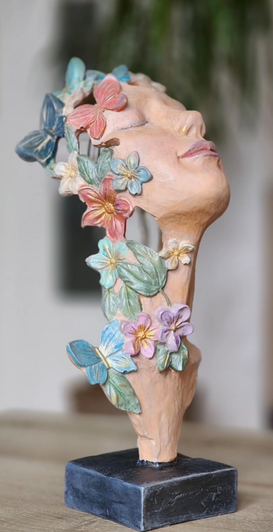 Scultura artistica di volto di ragazza con fiori, decorazione artistica di volto floreale, decorazione astratta femminile, scultura di volto con farfalle, decorazione di farfalle, statua di farfalle