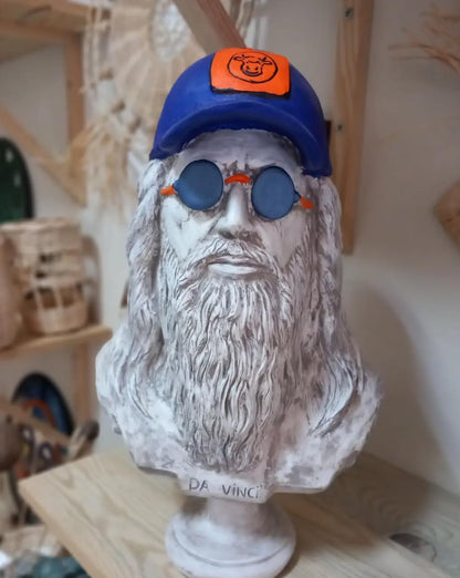 Statua moderna di busto di Da Vinci con berretto e occhiali, Statua di busto di Da Vinci, Busto di Da Vinci, Testa di Da Vinci in poliestere, Scultura di Da Vinci