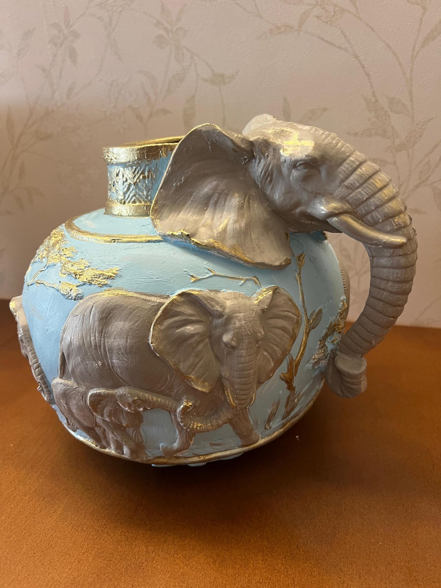 Elefantenvase, handgefertigtes Safari-Dekor, Wildlife Art Decor, Elefanten-Henkelvase, exotisches Wohndekor, Elefantenvase-Dekor, afrikanische Vase, Wildlife Vase