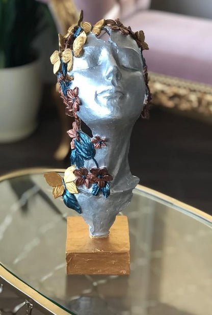 Scultura artistica di volto di ragazza con fiori, decorazione artistica di volto floreale, decorazione astratta femminile, scultura di volto con farfalle, decorazione di farfalle, statua di farfalle