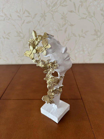 Scultura artistica di volto di ragazza con fiori, decorazione artistica di volto floreale, decorazione astratta femminile, scultura di volto con farfalle, decorazione di farfalle, statua di farfalle