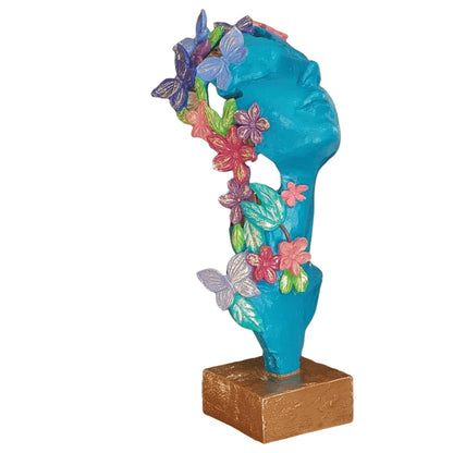Scultura artistica di volto di ragazza con fiori, decorazione artistica di volto floreale, decorazione astratta femminile, scultura di volto con farfalle, decorazione di farfalle, statua di farfalle