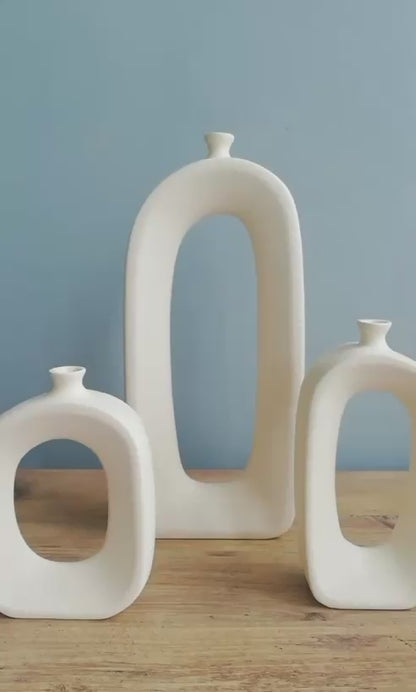 Set di vasi astratti in ceramica moderna, centrotavola cavi scultorei, vaso in ceramica astratto, trio di vasi moderni, vaso cavo moderno, vaso cavo, decorazione con vaso cavo 