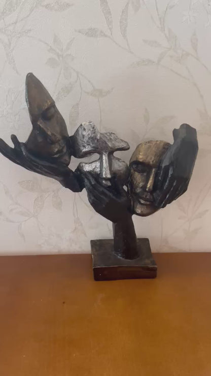 Statua astratta con tre volti in mano, decorazione da tavolo, scultura moderna di volti, decorazione di design astratto, scultura di volti, statua di volti, decorazione di volti, oggetti di volti, statuetta di volti