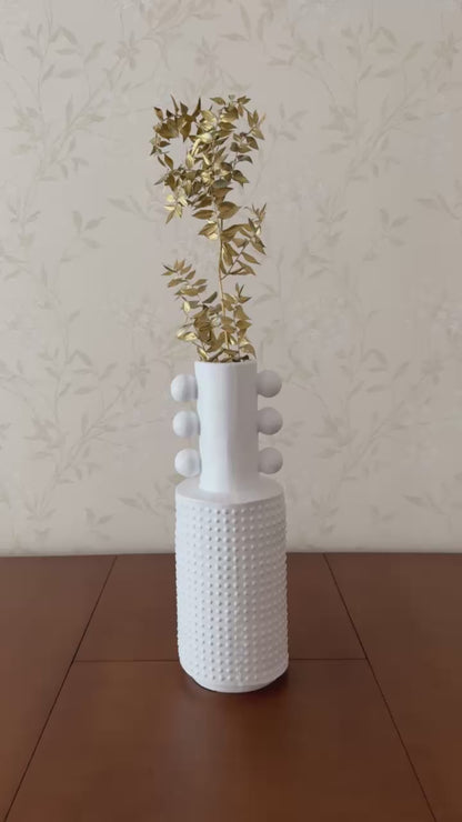 Moderne Polyestervase, Zeitgenössische Dekorvase, einzigartige skulpturale Vase, abstrakte große Vase, handgefertigte dekorative Vase, Vase im nordischen Stil